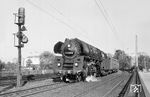 01 0527 (Bw Wittenberge) mit dem D 406 aus Berlin auf der Lombardsbrücke in Hamburg. (05.1972) <i>Foto: Robin Fell</i>