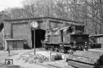 Ein letzter Einsatzschwerpunkt der Altonaer 78er waren die S-Bahn-änlichen Wendezüge zwischen Bergedorf und Aumühle. Die Loks restaurierten dabei in der kleinen Lokstation Aumühle wie hier die Altonaer 78 104. Für die Lok war es nicht nur symbolisch "High Noon", zwei Monate später wurde sie z-gestellt. (14.04.1968) <i>Foto: Robin Fell</i>