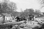 Sonntagsausflugsverkehr am heute aufgelassenen Bahnhof Friedrichsruh. Während 50 2443 vom Bw Hamburg-Rothenburgsort mit einem Güterzug Richtung Hamburg durchfährt, genießen die Ausflügler am Ostersonntag 1968 den schönen Tag im Sachsenwald. (14.04.1968) <i>Foto: Robin Fell</i>