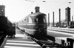 Ein SVT 06 fährt als FT 28 "Rheinblitz" in München Hbf ein.  (1952) <i>Foto: Robin Fell</i>