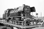 Die Altenburger 83 1010 auf der Drehscheibe ihres Heimat-Bw. Die Baureihe 83.10 war eine Neubaulok der Deutschen Reichsbahn und wurde 1955/56 in Dienst gestellt. Vorgesehen war der Einsatz auf Nebenstrecken, weshalb sie nur für eine Höchstgeschwindigkei von 60 km/h ausgelegt war. Bei diversen Probefahrten der VES-M Halle ergaben sich zahlreiche Mängel, die bei der laufenden Serienlieferung aufgrund des eklatanten Lokomotivmangels allerdings nicht mehr berücksichtigt wurden. Einige Probleme konnten zwar im Zuge von diversen Nachbesserungsarbeiten beseitigt werden, die Baureihe konnte aber nie überzeugen. Wegen der sich abzeichnenden Umstellung auf Dieselbetrieb wurden nur 27 Exemplare gebaut und bis 1974 ausgemustert. (06.1967) <i>Foto: Robin Fell</i>
