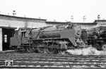 Anders als bei der DB, wo die Baureihe 62 bereits bis 1956 aus dem Verkehr gezogen worden war, war sie bei der Reichsbahn bis Anfang der 1970er Jahre unverzichtbar. In ihrem Heimat-Bw Rostock präsentiert sich 62 006. (06.1967) <i>Foto: Robin Fell</i>