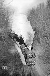 Nach der Renaisance der Dampftraktion bei der DR ab Dezember 1981 kam die einstige in der Rbd Magdeburg eingesetzte 50 3548 beim Bw Karl-Marx-Stadt-Hilbersdorf wieder zu Einsatzehren. Als Lok der Einsatzstelle Döbeln beschleunigt sie hier den Ng 62335 von Döbeln nach Karl-Marx-Stadt hinter Waldheim. Das Bild entstand vom Tunnelportal des Waldheimer Tunnels aus. Der Tunnel ist heute abgetragen, die Strecke ist zweigleisig und elektrifiziert. (05.02.1982) <i>Foto: Thomas Fischer</i>