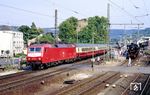 Im Bahnhof Boppard überholt 120 152 mit EC 14 "Wörthersee" (Klagenfurt - Salzburg - München - Köln - Hamburg-Altona - Kiel) die dort wassernehmende 41 360. (11.08.1990) <i>Foto: Wolfgang Bügel</i>