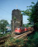 140 868 + 140 858 mit einem Kohlezug nach Dillingen Hochofen Hütte an den rechtsrheinischen Brückenportalen der ehemaligen Ludendorff-Brücke ("Brücke von Remagen") nahe Erpel.  (07.05.2009) <i>Foto: Udo Kandler</i>