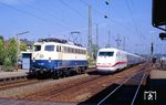 Während Triebkopf 401 504 mit dem ICE-Dummyzug Dsts 83775 in Solingen-Ohligs in die Überholung gefahren ist, kommt ihm die Dortmunder 110 437 als Lz entgegen. (24.08.1990) <i>Foto: Joachim Bügel</i>