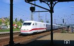 Blick aus der alten Bahnsteigüberdachung im Bahnhof Solingen-Ohligs (heute Solingen Hbf) auf Triebkopf 401 504 mit Dsts 83775, der auf eine Überholung wartet. (24.08.1990) <i>Foto: Joachim Bügel</i>