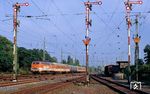 218 140 vom Bw Hagen-Eckesey fährt mit CB 6446 (Gummersbach - Köln) in den am 2. Juni 1991 aufgelassenen Personenbahnhof Köln-Kalk ein. Seine Aufgaben übernahm der S-Bahn-Haltepunkt Trimbornstraße. (24.08.1990) <i>Foto: Joachim Bügel</i>