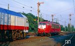 Die Zuglok des IC 942 (103 175) setzt in Köln-Kalk vom Zug ab. 240 003 war eine von drei dieselelektrischen Prototypen, die im Jahre 1989 in Zusammenarbeit von MaK, Krupp und ABB auf eigene Kosten hergestellt worden waren. Die Lok war erst am 2. Februar 1990 abgenommen worden. (24.08.1990) <i>Foto: Joachim Bügel</i>