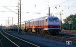 240 003, die mit dem IC 942 aus Hamburg nach Köln überführt worden war, im Betriebsbahnhof Köln-Kalk. Die sechsachsige und für 160 km/h zugelassene Lok verfügte über einen 2650 kW (3600 PS) erzeugenden Dieselmotor, welcher über einen Generator die Energie für Drehstrommotoren lieferte. Von der Deutschen Bundesbahn wurde die Lok 1990 angemietet und insbesondere in Norddeutschland eingehend erprobt, aber nicht angekauft. Aus Sicht der DB bestand kein echter Bedarf, da einerseits die Elektrifizierung weiterer Hauptstrecken in Norddeutschland und andererseits der nach der Wiedervereinigung bestehende Überhang an starken dieselelektrischen Lokomotiven der Baureihe 232 der Deutschen Reichsbahn eine Anschaffung überflüssig machten.  (24.08.1990) <i>Foto: Joachim Bügel</i>