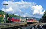 218 205 überholt mit E 3672 nach Nürnberg den im Bahnhof Hersbruck rechts Pegnitz wartenden 614 038 als N 4657. (05.09.1990) <i>Foto: Joachim Bügel</i>