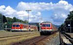 Im Bahnhof Hersbruck rechts Pegnitz überholt 614 014 als N 5662 das Schwesterfahrzeug 614 038 (N 4657). (05.09.1990) <i>Foto: Joachim Bügel</i>