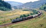 Durch das ehemalige Grenzgebiet bei Probstzella rollt 151 038 mit Schubunterstützung von 151 049. Links verläuft die heutige Bundesstraße 85. (06.09.1990) <i>Foto: Joachim Bügel</i>