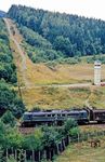 151 038 an der ehemaligen deutsch-deutschen Grenze zwischen Thüringen und Bayern im Loqitztal bei Probstzella. (06.09.1990) <i>Foto: Joachim Bügel</i>