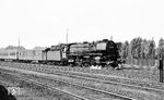 03 1082 beschleunigt den auch spöttisch als "Rentnerexpress" bezeichneten D 1035 aus Minden (Westf). Hintergrund war, dass die DDR 1964 beschlossen hatte, dass Rentner einmal im Jahr für höchstens vier Wochen in die Bundesrepublik und nach West-Berlin reisen durften, um dort ihre Verwandten zu besuchen. Die Regelung galt für Frauen ab dem 60. und für Männer ab dem 65. Lebensjahr. Für alle anderen blieb der Westbesuch weiterhin ein Wunschtraum. (23.08.1964) <i>Foto: Karl Wyrsch, Slg. D. Ammann</i>