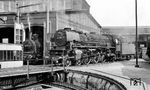 Zunächst wurde 03 1082 im Bw Hannover Ost neben den Schuppen 1 gefahren, bevor es zum Schuppen 2 weiterging. (23.08.1964) <i>Foto: Karl Wyrsch, Slg. D. Ammann</i>