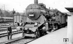 Das gleiche "Schornsteinproblem" gab es zuvor schon vor der Abfahrt der 18 107 in Ulm Hbf. Interessantes Detail ist der ungewöhnliche Bahnräumer, den nur die württembergische C in dieser Form besaß. (04.10.1953) <i>Foto: Karl Wyrsch, Slg. D. Ammann</i>