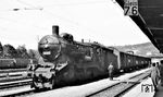 18 122 (Bw Ulm) vor einem Personenzug in Ulm Hbf. Ein Jahr nach dieser Aufnahme schied die Lok im August 1954 bereits aus dem Betriebsdienst aus. (08.1953) <i>Foto: Karl Wyrsch, Slg. D. Ammann</i>