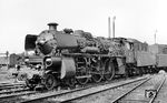Schon fast auf dem Schrottplatz angelangt, wurde für 18 316 Anfang der 1950er Jahre ein neuer Verwendungszweck bei der Lokversuchs-Anstalt (LVA) Minden, später Bundesbahn-Zentralamt (BZA) gefunden. Sie stand noch bis Ende September 1968 in Diensten des BZA. Im Bw Minden (Westf) wurde die Lok für eine Besuchergruppe extra aus dem Schuppen gezogen. (23.08.1964) <i>Foto: Karl Wyrsch, Slg. D. Ammann</i>