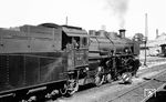 Die Lindauer 18 477 erhält am Sperrsignal Hs 7 des Bahnhofs Friedrichshafen den Auftrag zum Vorziehen. Im Mai 1954 war die Lok bereits ausgemustert. (08.1953) <i>Foto: Karl Wyrsch, Slg. D. Ammann</i>