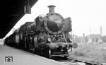 18 480 verbrachte ihre gesamte Einsatzzeit vom Dezember 1923 bis November 1955 beim Bw Lindau und wartet hier im Bahnhof Friedrichshafen auf die Abfahrt in die Heimat. (04.10.1953) <i>Foto: Karl Wyrsch, Slg. D. Ammann</i>