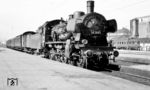 38 3863 vom Bw Ingolstadt trifft mit P 1924 aus Ingolstadt in München Hbf ein. Die P 8 ist eine ehemalige saarländische Lok, die als "2457 Saarbrücken" (Henschel 1917) geliefert und am am 10.03.1920 mit Gründung der Saarbahnen zur "2431 SAAR" wurde. Die Reichsbahn übernahm sie ab 01.03.1935 als 38 3863.  (13.10.1954) <i>Foto: Karl Wyrsch, Slg. D. Ammann</i>