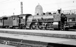 18 481 (Bw Lindau) in München Hbf. Die weit sichtbare Kuppel im Hintergrund gehört zum ehemaligen Königlich-Bayerischen Verkehrsministerium an der Seidlstraße und wurde 1959 abgerissen. (13.10.1954) <i>Foto: Karl Wyrsch, Slg. D. Ammann</i>