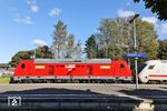 245 024 ist mit IC 2310 nach Westerland (Sylt) in Niebüll angekommen. Interessanterweise liefen die Kurswagen nach Dagebüll Mole an diesem Tag am Zugschluss, sodass sie nur abgehängt wurden und der IC in Niebüll unmittelbar weiterfuhr. Der zusätzliche Name "Naibel" auf dem Bahnhofsschild ist die friesische Bezeichnung für Niebüll und bedeutet wörtlich übersetzt "Neue Siedlung". (23.09.2025) <i>Foto: Joachim Bügel</i>