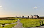 Am späten Nachmittag rollen 218 385 und 218 322 mit AS 1451 (Westerland/Sylt - Niebüll) über den Hindenburgdamm am Friedrich-Wilhelm-Lübke-Koog westlich von Klanxbüll.  (23.09.2025) <i>Foto: Joachim Bügel</i>