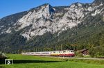 Am 21.09.2025 verkehrte nicht nur für diese Saison, sondern wenn nicht noch ein Wunder geschieht, zum letzten Mal der IC "Königssee" 2082/2083. Ein umstiegloser Direktzug von Hamburg nach Berchtesgaden und zurück ist dann Geschichte. In seiner letzten Saison war die Bespannung zwischen Freilassing durch Berchtesgaden durch die bereits etwas betagte Baureihe 111 von DB Gebrauchtlok, meist in attraktiven Sonderlackierungen, besonders interessant. Hier sind 111 212 (erstmals in TEE Lackierung) und 111 095 (in Anlehnung an den Lufthansa Airport Express lackiert) mit IC 2083 nach Berchtesgaden zwischen Hallthurm und Bischofswiesen unterwegs. (21.09.2025) <i>Foto: Stefan Jurasovits   </i>