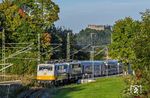 Im letzten Abendlicht rumpeln 111 095 und 111 212 als RE 2192 durch den Haltepunkt Bayerisch Gmain. Im Hintergrund ist die Burgruine Plainburg zu sehen, die sich bereits auf österreichischem Boden im Gemeindegebiet von Großgmain befindet.  (21.09.2025) <i>Foto: Stefan Jurasovits   </i>