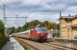 DSB 3235 rauscht mit EC 395 (Kobenhavn H - Hamburg Hbf) durch den Bahnhof Owschlag nördlich von Rendsburg. (19.09.2025) <i>Foto: Thorsten Eichhorn</i>