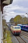 Blick aus dem Museumsstellwerk "Rn" im Bahnhof Rendsburg auf die nach Hamburg durchfahrende 181 215 der Martin Schlünß Eisenbahnlogistik Wankendorf (SEL) vor einem Containerzug aus Flensburg. (09.04.2025) <i>Foto: Thorsten Eichhorn</i>