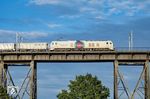 2159 005 der Havelländischen Eisenbahn AG Berlin-Spandau (HVLE) mit einem Güterzug auf der Rendsburger Hochbrücke. Die Gleichung "F=ma" an der Lok beschreibt das Newtonsche Kraftgesetz, wonach Kraft das Produkt aus Masse und Beschleunigung ist. Es soll wohl auf Stärke der Zweikraftlokomotive mit dieselelektrischem (3800 PS) und elektrischem Antrieb (rund 8.400 PS) hinweisen. (07.07.2025) <i>Foto: Thorsten Eichhorn</i>