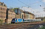 Nachdem die Bauarbeiten zwischen Hagen Hbf und Hamm (Westf) Hbf beendet wurden, verkehrt der RE 13 Ersatzzug nun auch bis Hamm. Auf dem Rückweg nach Venlo/NL fährt 101 133 mit RE 22616 an der bekannten Gründerzeit-Häuserzeile in Wuppertal-Oberbarmen vorbei. (20.09.2025) <i>Foto: Wolfgang Bügel</i>