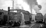 023 002 (Bw Crailsheim) ergänzt ihre Wasservorräte im Bw Heilbronn. Daneben räuchert die hier stationierte 050 856 vor sich hin. Links steht 023 028 aus Crailsheim. (18.09.1971) <i>Foto: Burkhard Wollny</i>