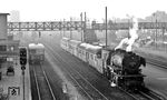Um 6.41 Uhr steht 023 029 vor dem N 3802 (Heilbronn - Osterburken) im Bahnhof Bad Friedrichshall-Jagstfeld. Links wartet ein Triebwagen der WEG als P 2 nach Ohrnberg auf Anschluß. (04.09.1971) <i>Foto: Burkhard Wollny</i>