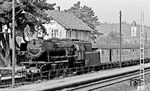 023 032 legt vor N 3814 (Heilbronn - Osterburken) einen kurzen Halt in Untergriesheim ein. (25.09.1971) <i>Foto: Burkhard Wollny</i>