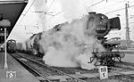 Vor dem E 1557 nach Crailsheim warten 023 046 und 023 001 in Heilbronn Hbf auf die Abfahrt. (18.09.1971) <i>Foto: Burkhard Wollny</i>