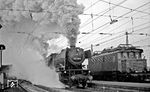 In Heilbronn Hbf bringen 023 046 und 023 001 den E 1557 nach Crailsheim in Fahrt. Rechts steht die Stuttgarter 144 071. (18.09.1971) <i>Foto: Burkhard Wollny</i>