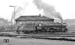 044 381 vom Bw Ottbergen (leihweise Bw Crailsheim) zu Gast im Bw Heilbronn, rund 400 km von ihrer Heimat entfernt. Im August und September 1971 kamen sechs Leihloks der Baureihe 44 vom Bw Ottbergen und eine Maschine vom Bw Lehrte zum Bw Crailsheim, um dort bei der Bundeswehr-Herbstübung "Gutes Omen" auszuhelfen. An der Übung waren damals über 50.000 Soldaten beteiligt. Die Lokhilfe aus dem Norden sollte die Militärzüge bespannen. 044 381 war vom 11.09. bis 28.09.1971 in Crailsheim zu Besuch. (18.09.1971) <i>Foto: Burkhard Wollny</i>
