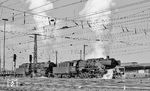 In Heilbronn Hbf bringen 050 965 (Bw Heilbronn) und 044 552 (Bw Crailsheim) den Dg 7209 in Fahrt. (18.09.1971) <i>Foto: Burkhard Wollny</i>