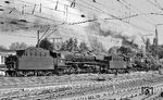 Mit rund 3.500 PS beschleunigen 050 965 + 044 552 den Dg 7209 aus Heilbronn Hbf. (18.09.1971) <i>Foto: Burkhard Wollny</i>