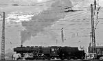 Die Heilbronner 052 481 startet in der Abenddämmerung mit einem Güterzug in Heilbronn Hbf. (18.09.1971) <i>Foto: Burkhard Wollny</i>