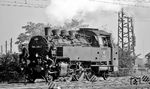 Mit gleich drei Rangierern auf der Pufferbohle war 064 289 in Heilbronn Hbf unterwegs. (18.09.1971) <i>Foto: Burkhard Wollny</i>
