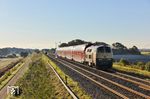218 330 am RE 11017 nach Hamburg-Altona wird gleich Klanxbüll erreichen. (24.09.2025) <i>Foto: Joachim Bügel</i>