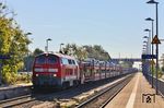 Unverhofft kommt oft: Obwohl an diesem Tag kein Einsatz einer 218 vor einem Autozug vorgesehen war, kam überraschend 218 322 solo vor AS 1418 nach Westerland (Sylt) durch den Bahnhof Klanxbüll gedieselt, leider im totalen Gegenlicht. (24.09.2025) <i>Foto: Joachim Bügel</i>