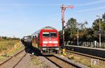 Bis 2026 wird der Streckenabschnitt zwischen Niebüll und Klanxbüll auf 13 Kilometer erneuert. Damit werden auch die Formsignale Geschichte sein, wie hier das Ausfahrsignal N2 des Bahnhofs Klanxbüll in Richtung Hindenburgdamm, an dem gerade 245 022 mit AS 1419 nach Niebüll vorbeifährt. (24.09.2025) <i>Foto: Joachim Bügel</i>