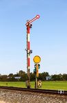 In Klanxbüll finden im Rahmen des Projekts "Westküste Elektronische Stellwerke (ESTW)" Modernisierungsarbeiten an den bestehenden Signalanlagen statt. Somit wird diese Formsignalkombination des Einfahrsignals (Esig) A mit dem Ausfahrvorsignal zum Asig N 1 des Bahnhofs Klanxbüll bald ihr Ende finden. Der geplante zweigleisige Ausbau der Marschbahn zwischen Niebüll und Klanxbüll wurde hingegen bis zum Jahr 2045 (!) verschoben. (24.09.2025) <i>Foto: Joachim Bügel</i>