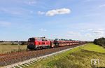 Weiterhin solo war 218 322 an diesem Tag unterwegs und hat westlich von Klanxbüll den AS 1432 nach Westerland (Sylt) am Haken. Auch hier sind die Zeichen zur Erneuerung der Signaltechnik unübersehbar. (24.09.2025) <i>Foto: Joachim Bügel</i>